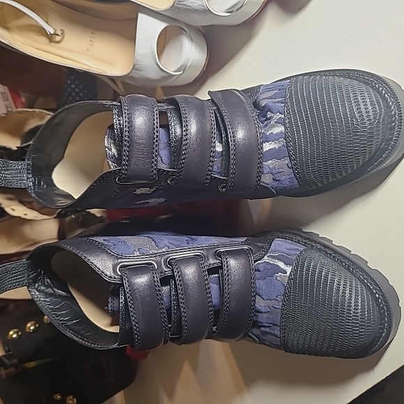 Christian Louboutin - Picture 8 of 8
